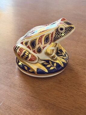 Vintage Imari Royal Crown Derby Bone China Frog Paperweight